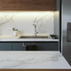 Cocina moderna con encimera y frontal de mármol blanco, muebles oscuros y frigorífico de acero inoxidable