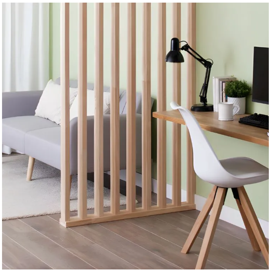 Separador de ambientes de lamas de madera de pino montado en un salón