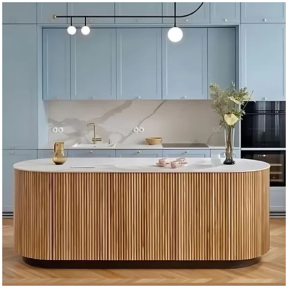 Isla de cocina con esquinas redondeadas revestida con panel flexible ondulado de roble